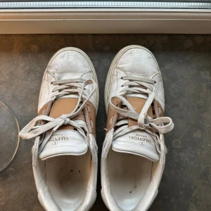 Valentino skor - Säljer nu mina valentino med beige rand på! Några få defekter men annars i superfint skick! Storlek 36 men lite stora o storlek så 36,5/37 passar bäst! pris kan diskuteras vid snabb affär