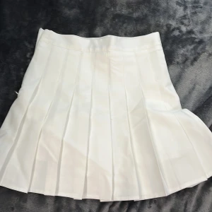 Vit tennisskirt  - Skitsnygg tennisskirt från Cider med inbyggda skorts. Används inte av mig så den behöver ett nytt hem 🩷