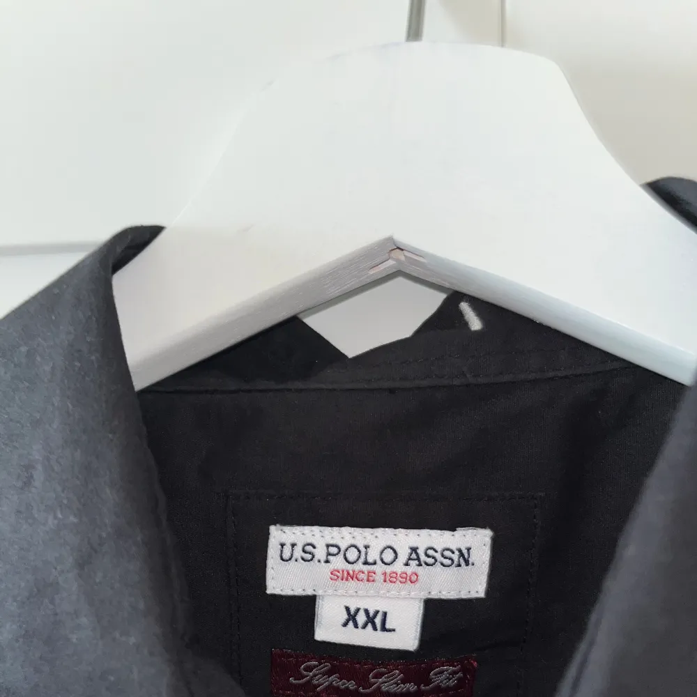 En knappt använd  skjorta från märket US POLO ASSN, i storlek XXL. Slim fit.. Skjortor.