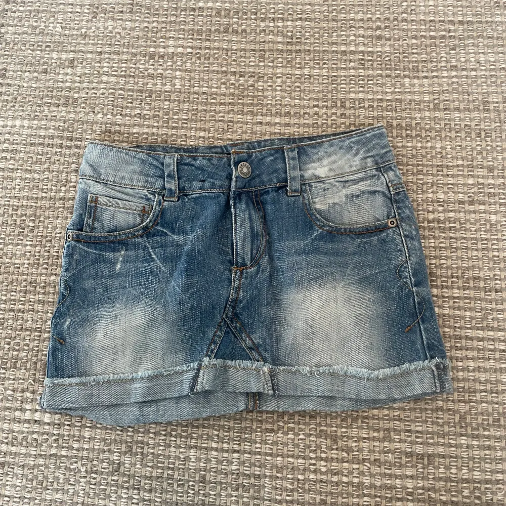 Vintage jeanskjol som är perfekt nu till i sommar. I fint skick i storlek xs. Hör av er vid frågor💗(pris kan diskuteras vid snabb affär). Kjolar.