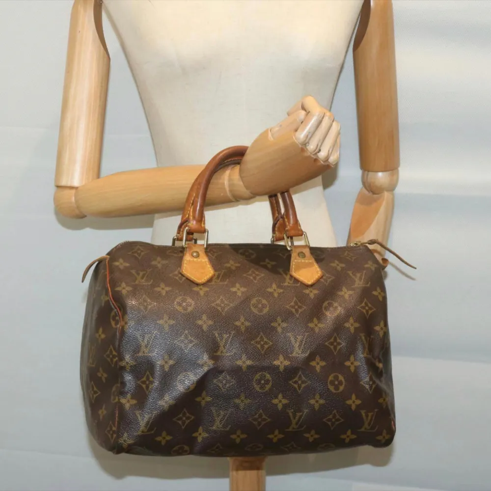 Louis Vuitton Speedy 25 är en tidlös klassiker! Det kommer att lägga till lyxig stil till alla kläder och passa alla tillfällen. Fler bilder och mer info i vår webbutik vintagetreasures.co. Väskor.