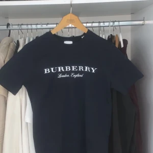 Burberry t-shirt strl M - Köpte denna till min bror men de visa sig att tröjan var för liten! Helt ny och på testad 1 gång! Har även en vit ute på annons! Hör av dig för mer info.   Mitt pris:2500kr Ny pris: 4800kr 