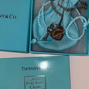 Halsband från Tiffany co som jag fick i julklapp förra året. Det är i mycket bra skick.äktahetsbevis och box ingår💕