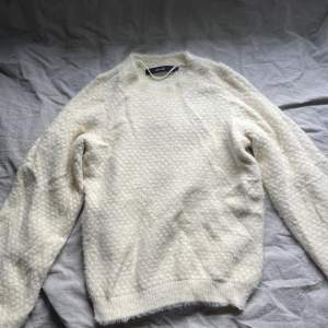 Mysig fluffig stickad tröja som inte längre kommer till användning 