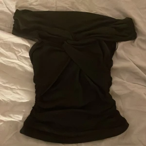 fest topp - svart fest topp som är off shoulder❤️toppen är även väldigt stretchig men inte genomskinlig💗