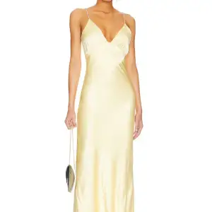Säljer denna jättefina gula balkläning från Bardot! Endast testad och har prislapparna kvar. Klänningen är köpt här på Plick men passade tyvärr inte mig, bilderna är lånade. Hör av er vid intresse! 💛