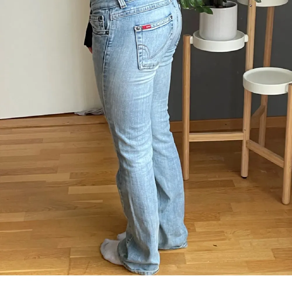Säljer dessa jättefina lågmidjade jeans igrån only. Det är bootcut. Inga defekter❤️. Jeans & Byxor.