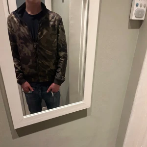 Woolrich reversibel vindjacka strl M - Tja säljer en perfekt jacka till våren ifrån Woolrich. Cond: 7/10, (finns tecken på användning men inget som syns tydligt) Nypris: 250€ mitt pris 899kr Obs den är liten i storleken, skulle säga att den passar S. Tveka inte på att höra av dig!