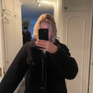 Teddy jacka  - Svart Teddy jacka från NA-KD. Super fin och använd fåtal gånger❤️