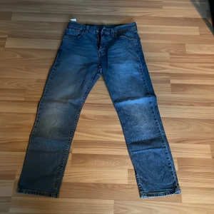 Blåa Levis 502:or - Väldigt bra skick och de är knappt använda, Levis jeans i storlek 30/30