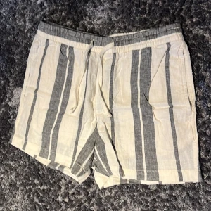 Linneshorts Herr - Oanvända linneshorts i strl S(herr) Färg:Créme/grå  Köptes för 399:- Skick 9/10  Lite skrynkliga då dem legat i garderoben sen jag köpte dem  //Joel