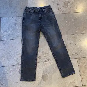 Säljer ett par feta Jack and Jones jeans. Dom är aldrig använda och säljer dom för att dom är för stora. Jag köpte dom från Jack and Jones.