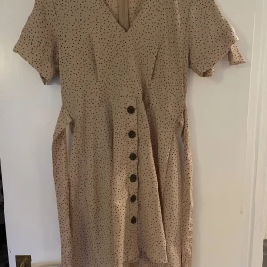 Klänning  - Jätte fin prickig klänning med knappar från bubbleroom som går att knyta i midjan🥰 använd fåtal gånger 