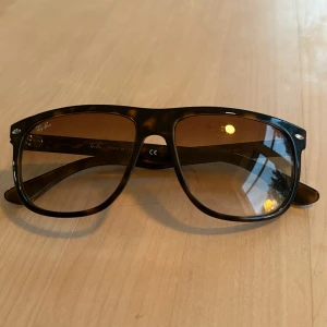 Rayban Boyfreinds - Stilrena Boyfreinds i färgen ”Havana” säljes då dem inte används. Köpte på NK för 1300kr i somras. En mindre repa som knappt syns. Går ej att få med på bild annars felfria och sparsamt använda. STORLEK 710/51