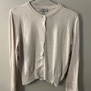 Beige och svart kofta - Säljer dessa två koftor från H&M!🤍 Storlek M i båda, men passar även S. Superfina och finns inga defekter. Köparen står för frakten. Priset är för båda koftorna tillsammans🤍