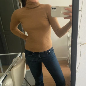 Brun turtleneck tröja Massimo Dutti XS - Jättebra skick, använt den 2-3 gånger 💕