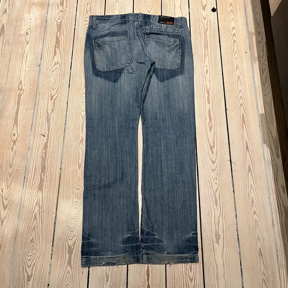 Ljusblå jeans för alla Nirvana fans! Passformen är medel baggy, storlek L, Ok skick för autenticitet, Dma för mått! Kan mötas på Södermalm, använd gärna ”köp nu”. Jeans & Byxor.