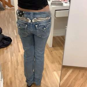 Säljer skit snygga miss me jeans, skriv för fler frågor eller om ni är intresserade!💓 ( Laddar upp igen för fri frakt)