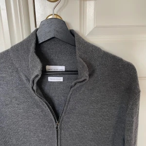 Merinoull fullzip - These Glory Days - Grå Merinoull fullzip från These Glory days. Storlek: L, passar M. Skick: 9/10, fint skick. Nypris: 1300kr. Kontakta mig för fler bilder eller info!🙌 🚨Checka även vår profil för feta kläder på limiterat pris!🚨