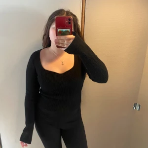 Ribbad tajt tröja  - Jätte fin ribbad tajt tröja ifrån bershka. Den har slut i armarna som är väldigt front. Den är andvänd en del men har inga skador! 