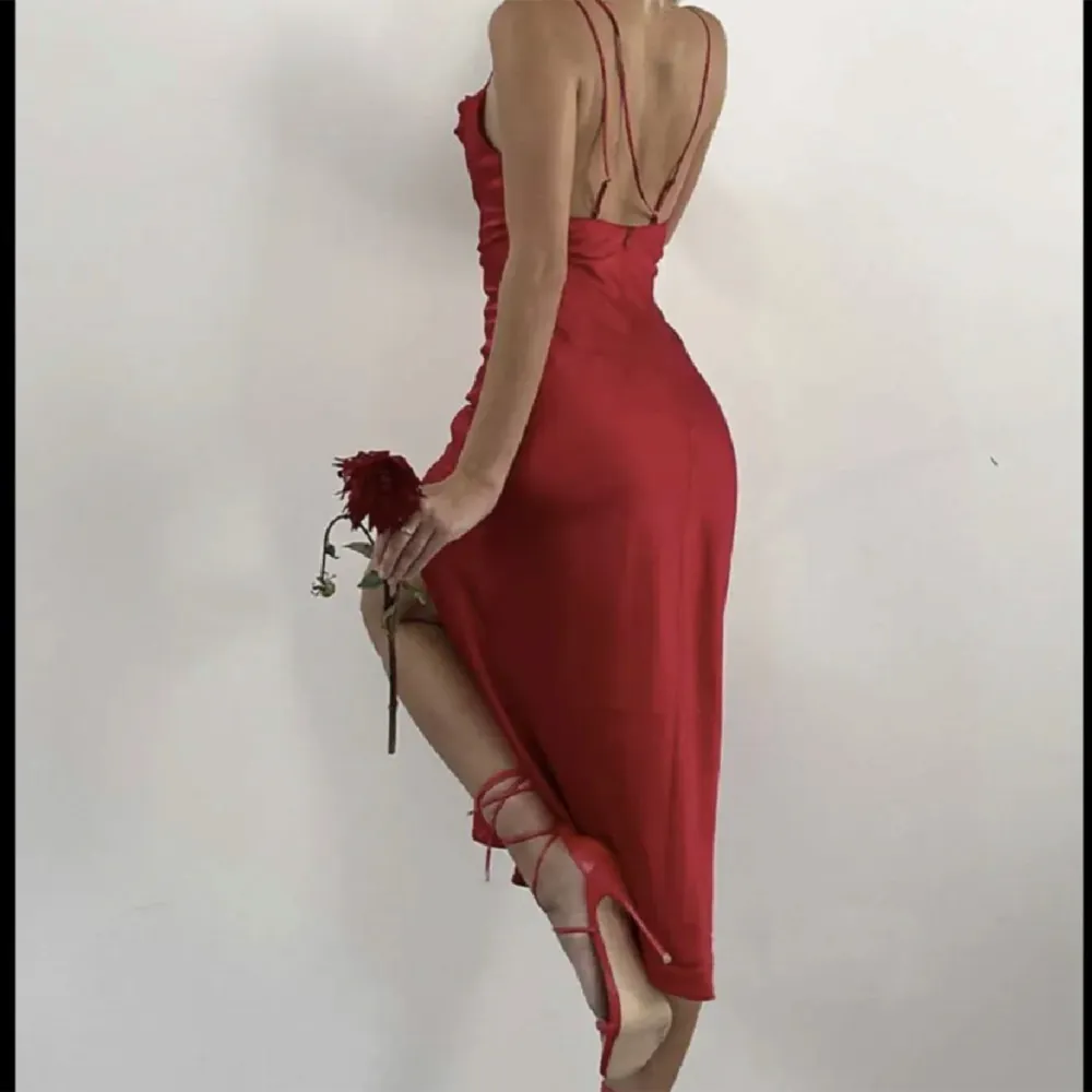 Röd satin midi klänning med slits. Från märket Runaway i storlek S. Aldrig använd, lappen kvar. . Klänningar.