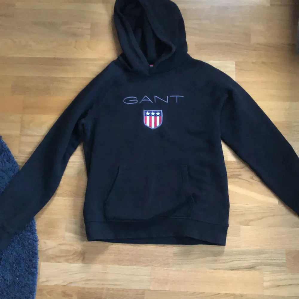 Gant hoodie i fint skick säljes eftersom den blivit för liten. Hoodies.