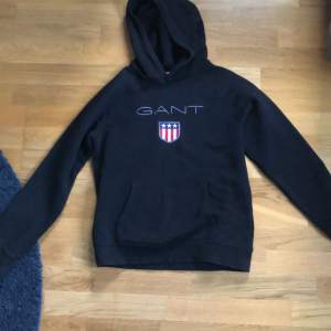 Gant hoodie i fint skick säljes eftersom den blivit för liten