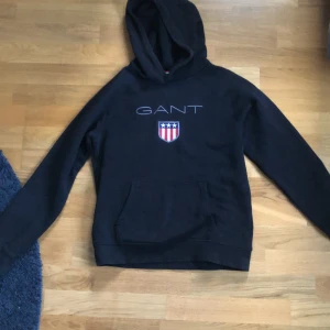 Gant hoodie  - Gant hoodie i fint skick säljes eftersom den blivit för liten
