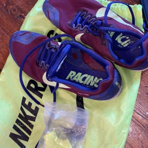 Spikskor  - Säljer nu mina spikskor då ja lagt friidrotten bakom mig och inte har ngn användning för dessa längre. Inte super använda så rätt bra skick. Spikar, påse och de man skruvar i spikarna med följer med. För fler bilder skicka pm. 450 kr ink FRAKTEN