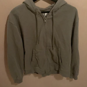 Tröja - Skön huvtröja. Passar perfekt till våren❣️