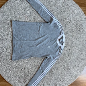 Tröja - En grå adidas tröja. Tröjan är i ett bra skick då den endast användts ett fåtal gånger. Säljer den på grund av att den inte kommer till användning. 💞