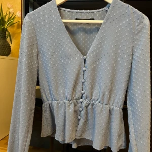 Blus  - Ljusblå blus från bikbok med knappar. Fint skick. Storlek S 