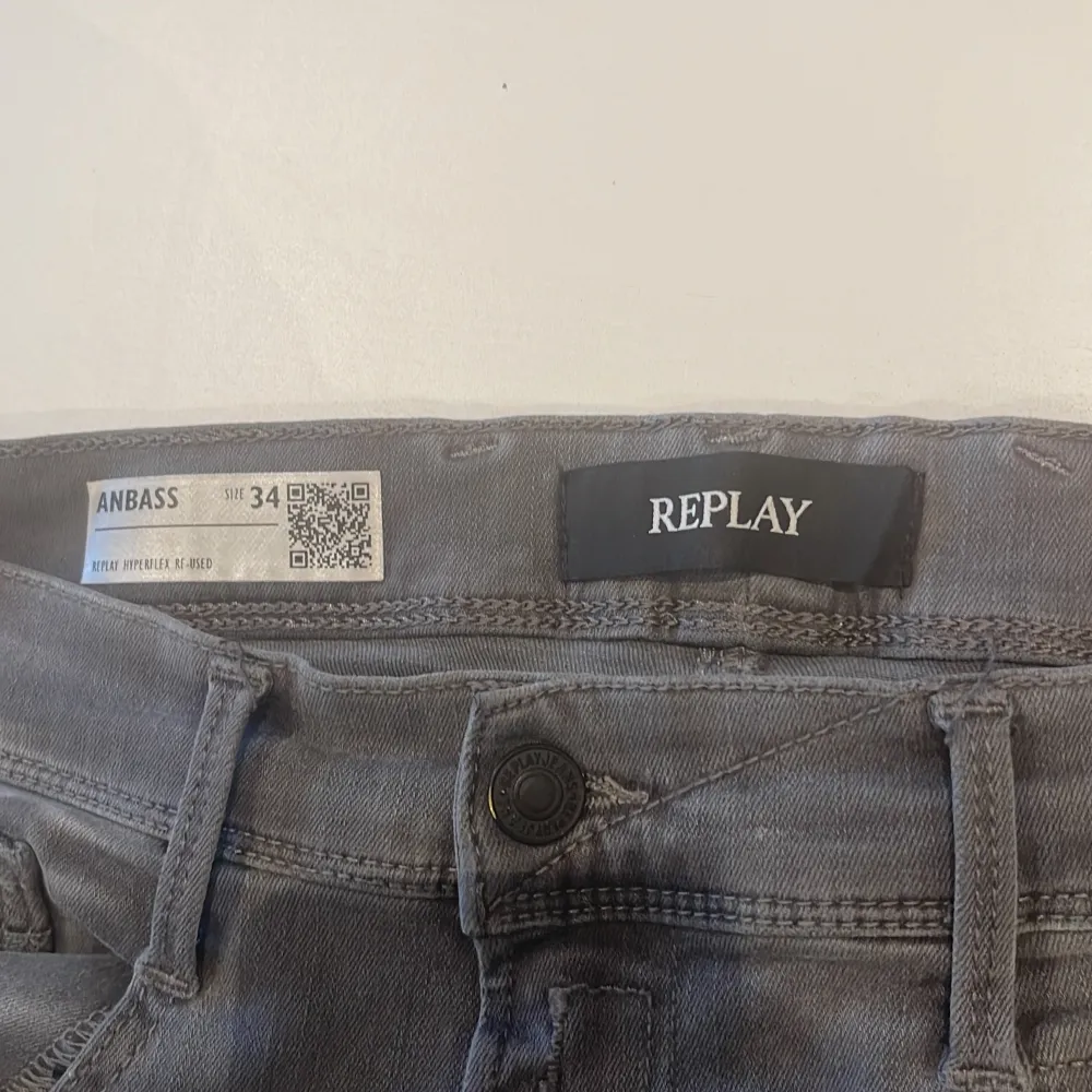 Hej, säljer mina Replay Anbass medium grey jeans för att jag inte gillar dom längre. Använt dom få gånger. Orginal pris: 1 850 mitt pris: 1 000. Har även insätt att dom inte finns o köpa längre. Skriv om ni är intresserade, kan även gå ner i pris.. Jeans & Byxor.