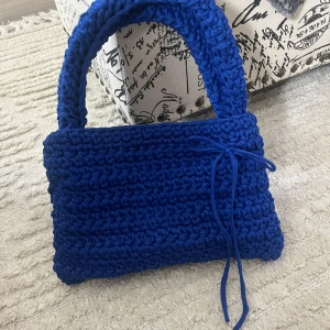 Virkad väska - Lägger ut här för o se ifall någon skulle vara intresserad av att köpa nån av de väskor jag virkat. Antingen kan man köpa en färdig, eller så kan man själv bestämma färg och storlek precis som man vill😍😍 Skicka ett meddelande för mer info💓