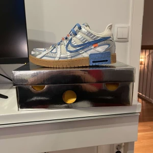 Off White Rubber dunk UNC - Storlek 42 DS (oanvända) kan mötas Stockholm eller fraktas. Legit check gjord på check check