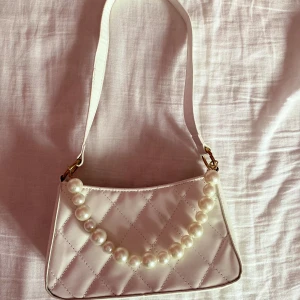 Axelväska  - Vit Axelväska med pärlor man kan ta bort! Från shein inga skador bra skick! 🤍🤍