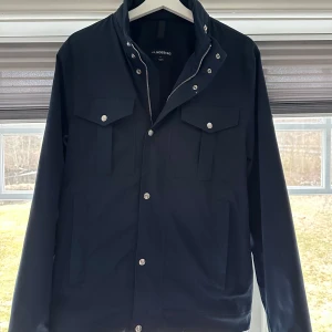 J Lindeberg jacka - Säljer denna sjukt trendiga och snygga j lindeberg jacka som är perfekt nu till våren. Jackan är i sjukt bra sick och nypris ligger runt 3500