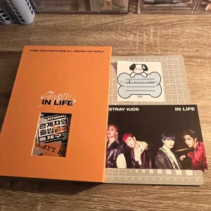 Stray kids album - IN LIFE - Albumet är i fint skick, allt i bilden följer med, vill man ha Pc kan man lägga till det också men då kostar det en liten extra! Skriv vid intresse, betalning bara via Swish och köparen står för frakten 💕