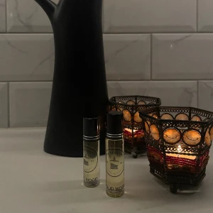 Parfymoljor - “Oud Wood” - Inspirerad av “Tom Ford -Oud Wood”  Elegant. Ovanligt. Distinkt. Agarträ är en av parfymers mest sällsynta, förstklassiga och kostbara ingredienser, ofta även använd som rökelse i tempel.  Passar både kvinnor och män.  6ml=89kr 10ml=129kr