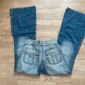 Jeans  - Säljer dessa super coola jeans i storlek 34. Midjemått rakt över 33cm,  innebenslängd 82cm.💓 knappt använda 