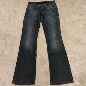 Ett par snygga Lee jeans i ett bra skick men dem är använda. Jag säljer jeansen för att dem tyvärr blivit för små för mig💘 W26, L33.