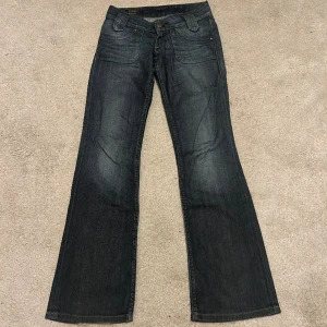 Bootcut jeans med låg midja - Ett par snygga Lee jeans i ett bra skick men dem är använda. Jag säljer jeansen för att dem tyvärr blivit för små för mig💘 W26, L33.