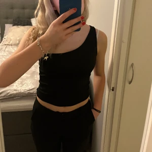 Svart topp  - Jätte fin topp/tröja som passar perfekt till sommaren. Säljer denna då den inte riktigt är min typ!😊