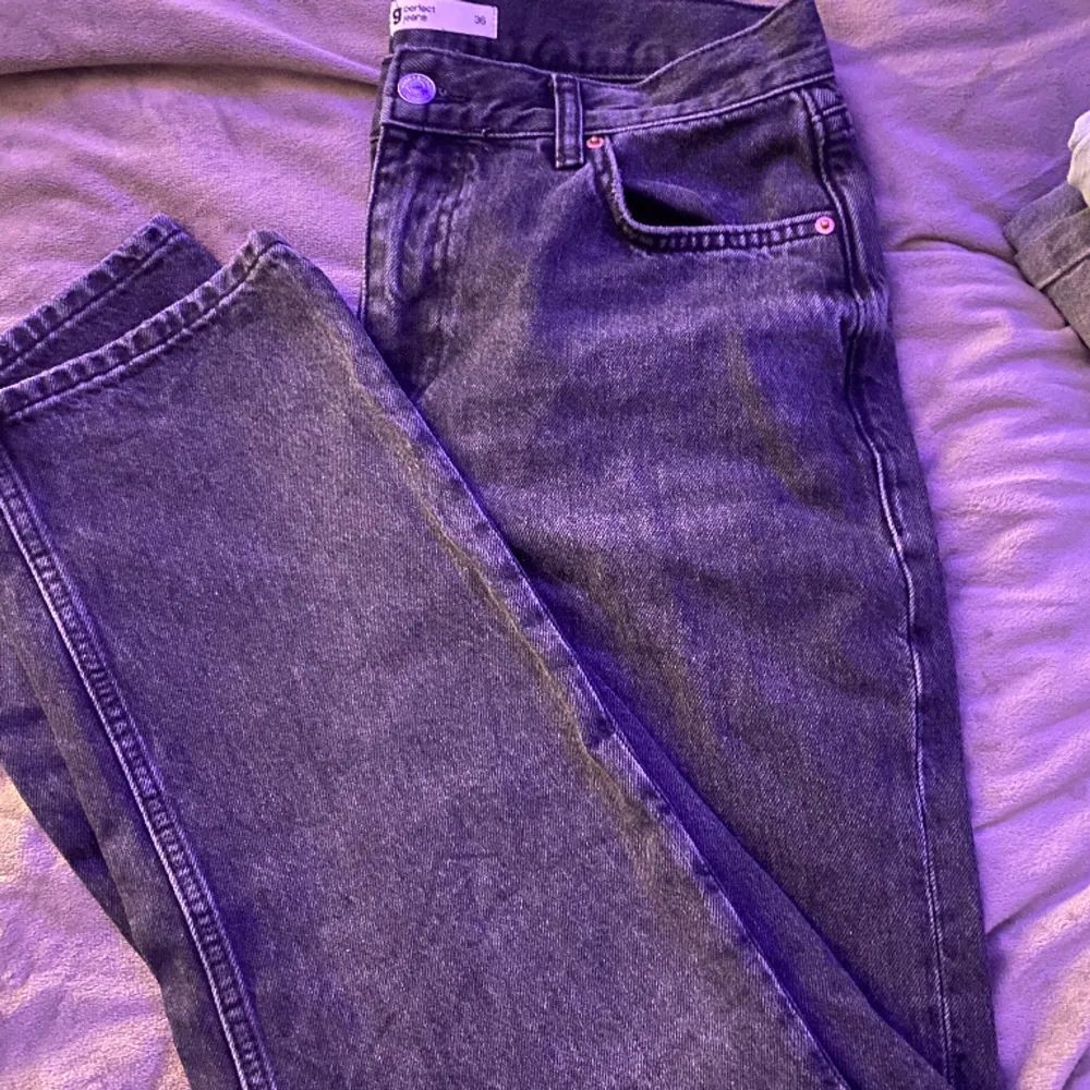 Säljer dess UR snygga Low waist jeans från Ginatricot. Använda några gånger men inga defekter💕 nypris 500kr, mitt pris 400kr. Skick, 10/10.  Använd gärna köp nu! . Jeans & Byxor.