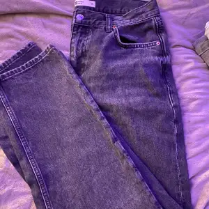 Säljer dess UR snygga Low waist jeans från Ginatricot. Använda några gånger men inga defekter💕 nypris 500kr, mitt pris 400kr. Skick, 10/10.  Använd gärna köp nu! 