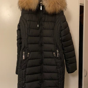 Vinterjacka  - Denna jacka han använts 1-2 gånger och passade inte mig. Den har en stor päls som är äkta. Strl: xl men passar även L och M. (Pris kan diskuteras) ord. Pris 1800kr