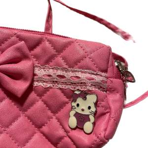 Coquette rosa handväska med rosett,spets och Hello Kitty berlock.💋