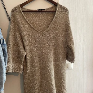 Stickad T-shirt med glitter - Beige stickad T-shirt med lite glitter i sig❤️‍🔥
