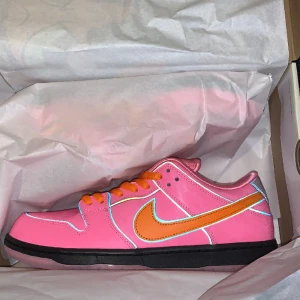 Nike Sb dunk low blossom - Nike Sb dunk low blossom Storlek 44,5/10,5 Cond 10/10 ds💖 Kvitto ifrån streetlab💚