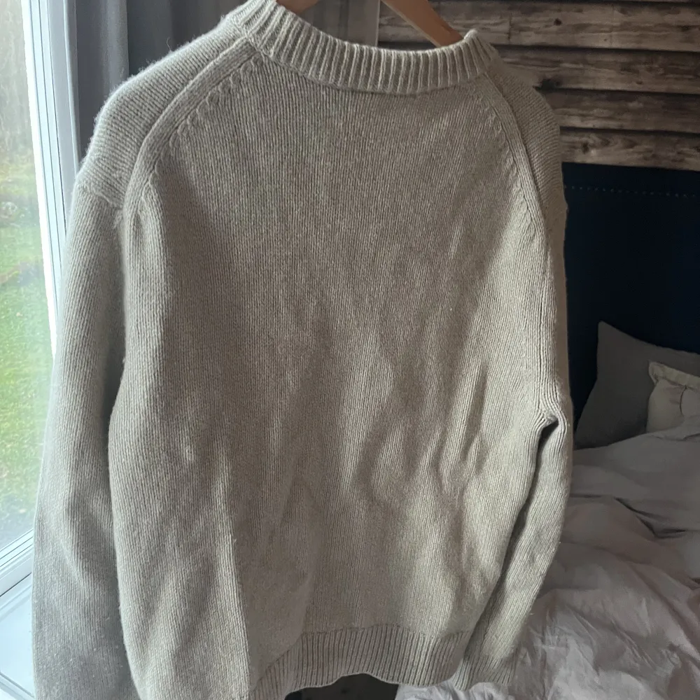 Hej! Säljer nu denna super snygga ull tröjan från arket som är använd sparsamt 🙌 tveka inte på att höra av dig🤝. Tröjor & Koftor.